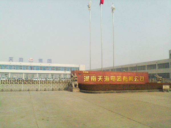 技术工程师上门给天海演示拍的留念照片